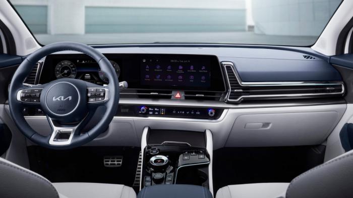 Στο εσωτερικό, το Kia Sportage προσφέρει σύγχρονο σχεδιασμό καμπίνας, με κορωνίδα την τεράστια καμπύλη οθόνη που θυμίζει το σύστημα MBUX της Mercedes-Benz.